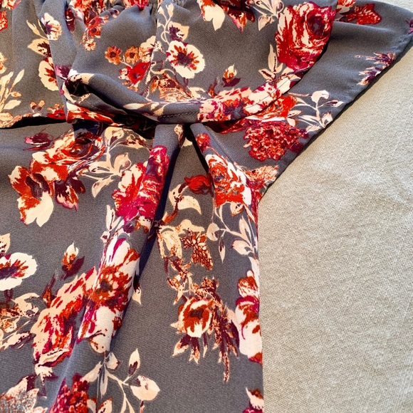 〰️ CUTE, FLIRTY & FUN TOP 〰️ - Picture 4 of 7